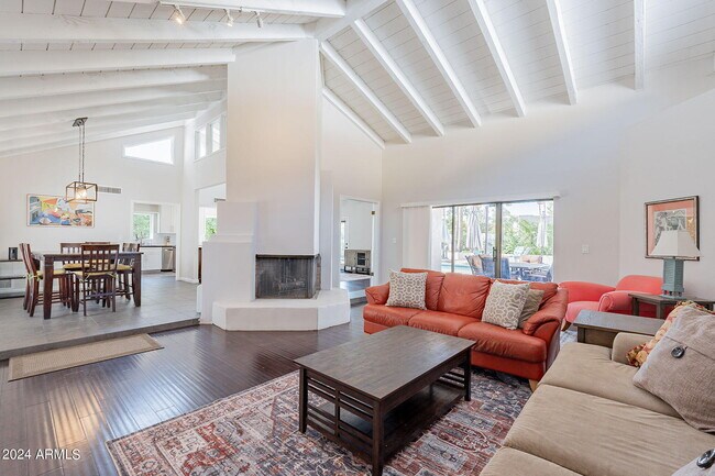 8257 E Del Cadena Dr in Scottsdale, AZ - Foto de edificio - Building Photo