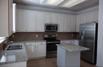 102 N Queenscliff Cir in Spring, TX - Building Photo - Building Photo