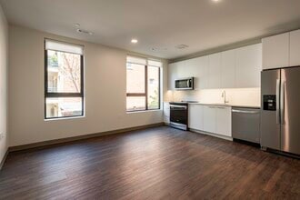 166 Main St-Unit -306 in Watertown, MA - Foto de edificio - Building Photo