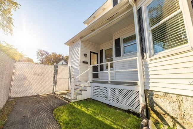 151r Methuen St in Lowell, MA - Building Photo - Building Photo