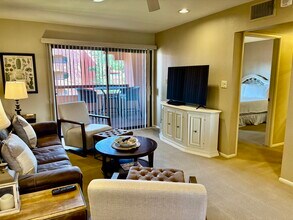 12222 N Paradise Village Pkwy W, Unit 321A in Phoenix, AZ - Foto de edificio - Building Photo