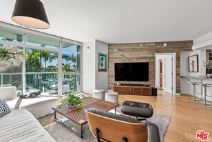 13700 Marina Pointe Dr in Los Angeles, CA - Building Photo