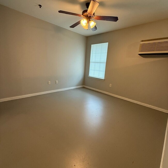 137 New Dallas Hwy in Lacy Lakeview, TX - Building Photo - Building Photo