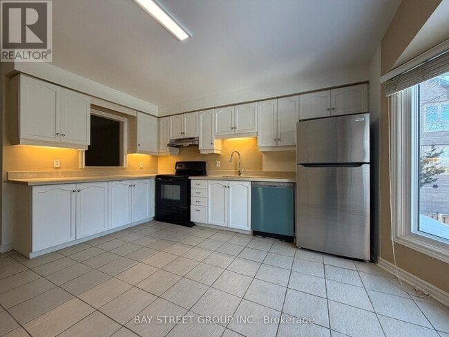 1100 Queens Ave in Oakville, ON - Building Photo - Building Photo