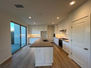 104 Sugarwood in Irvine, CA - Foto de edificio - Building Photo