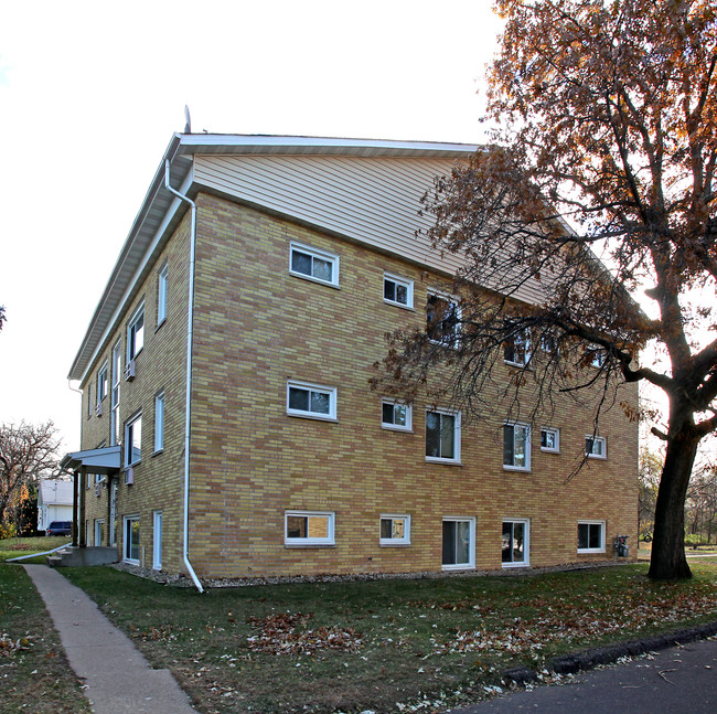 2220 South Ave E in North St. Paul, MN - Foto de edificio - Building Photo