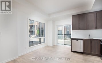 17 Lytham Grn Cir in Newmarket, ON - Building Photo - Building Photo