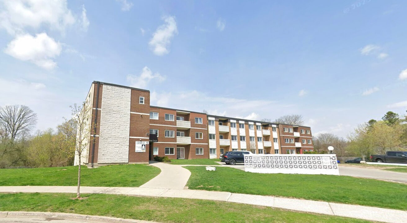 84 Country Hill Dr in Kitchener, ON - Building Photo