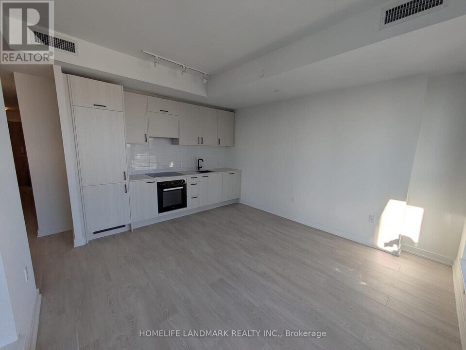 1 Quarrington Lane in North York, ON - Building Photo