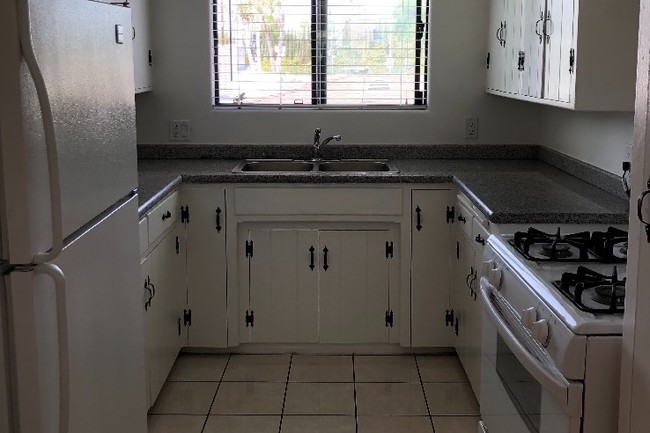 5937 1/2 Buffalo Ave, Unit 5937 in Los Angeles, CA - Building Photo - Building Photo