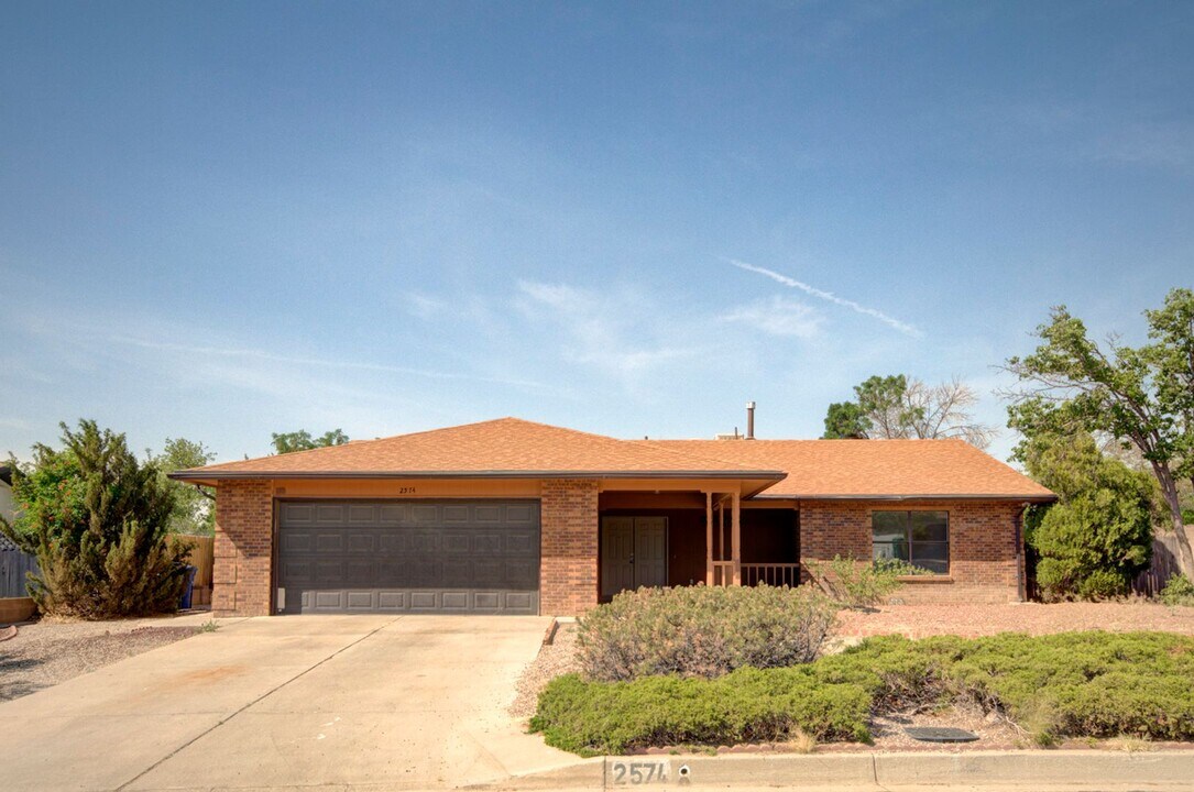2574 Bogie Rd SE in Rio Rancho, NM - Building Photo