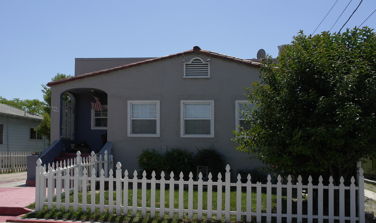 482-484 486 E 9th St in Pittsburg, CA - Foto de edificio