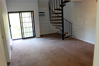 42 N Main St, Unit 78 in West Hartford, CT - Building Photo - Building Photo
