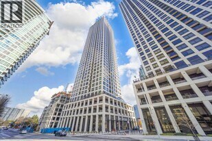 30 Elm Dr W in Mississauga, ON - Building Photo