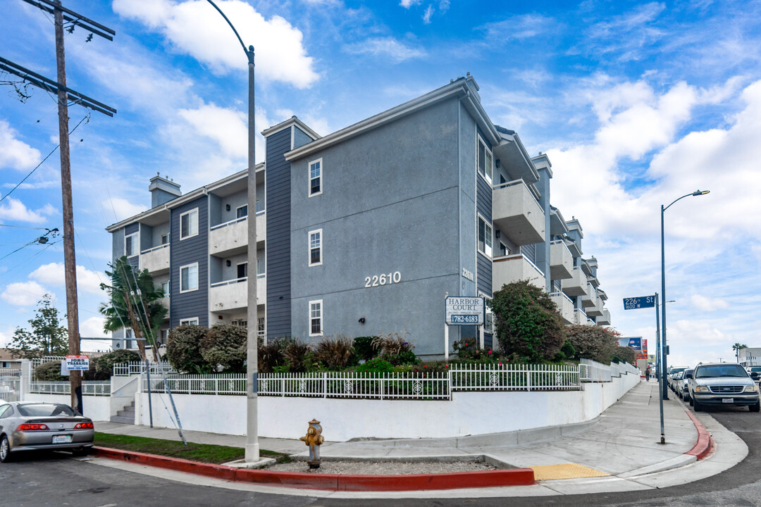 Harbor Court Apartments in Torrance, CA - Building Photo