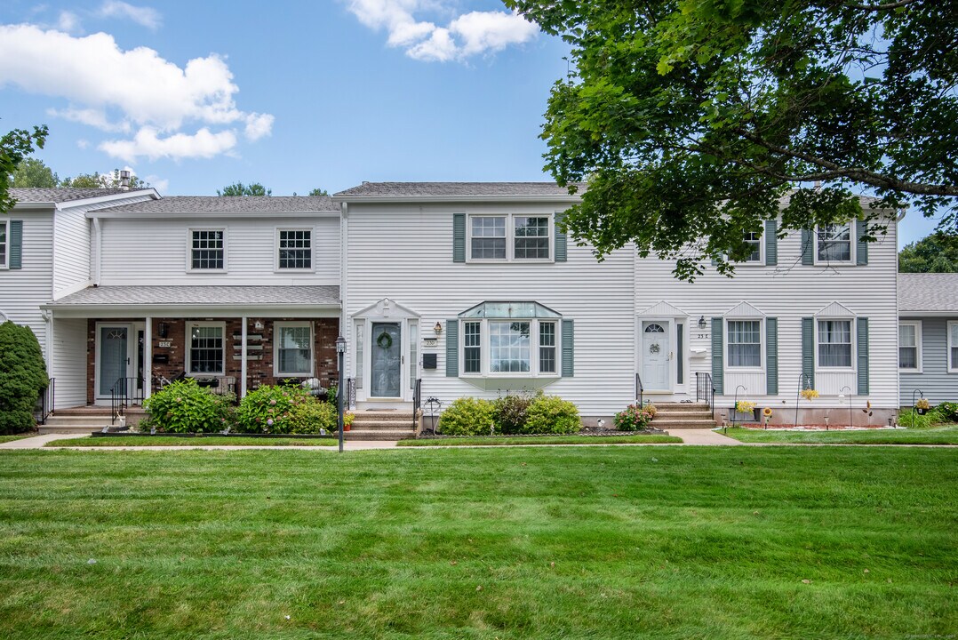 23 Esquire Dr in Manchester, CT - Building Photo