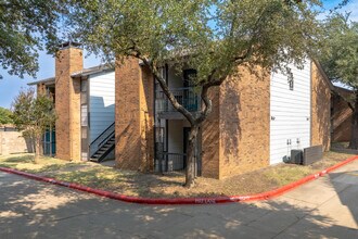 Lakeland Apartments in Lewisville, TX - Foto de edificio - Building Photo