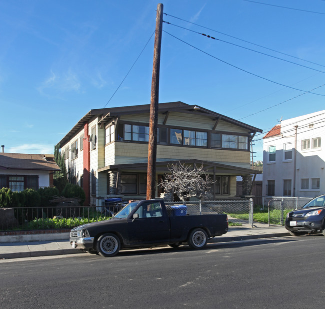 116 Sycamore Park Dr in Los Angeles, CA - Foto de edificio - Building Photo