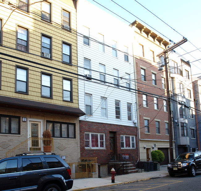 411 Adams St in Hoboken, NJ - Foto de edificio - Building Photo