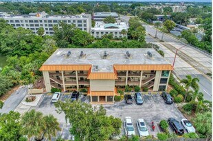 1650 Pine Tree Ln, Unit 104 in Sarasota, FL - Building Photo