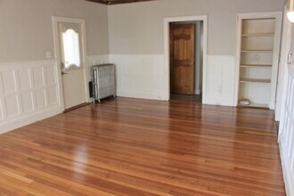 27 Magoun Ave, Unit 1 in Medford, MA - Foto de edificio - Building Photo