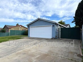 426 J St in Lathrop, CA - Building Photo - Building Photo