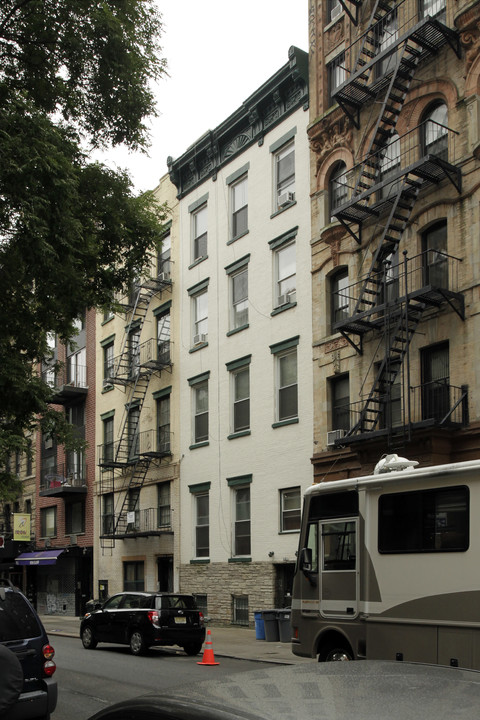 208 E Tenth St in New York, NY - Foto de edificio