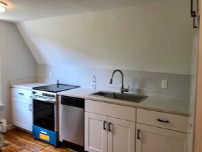 46 Hopkins Ln, Unit 1A in South Kingstown, RI - Building Photo - Building Photo