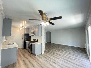 11728 Kiowa Ave in Los Angeles, CA - Building Photo - Interior Photo