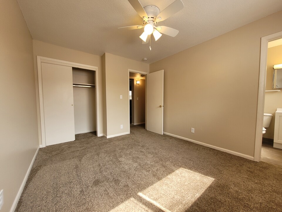 Clover Hills Apartments in West Des Moines, IA - Building Photo