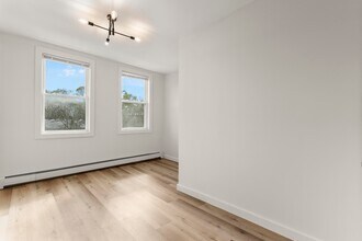 431-431 N Main St, Unit 8 in Bristol, CT - Building Photo - Building Photo
