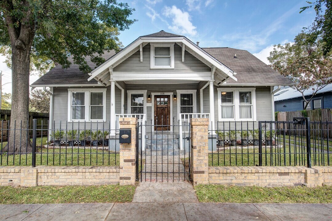 1135 Woodland St in Houston, TX - Building Photo