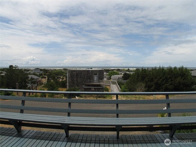 33610 J Pl in Ocean Park, WA - Building Photo - Building Photo