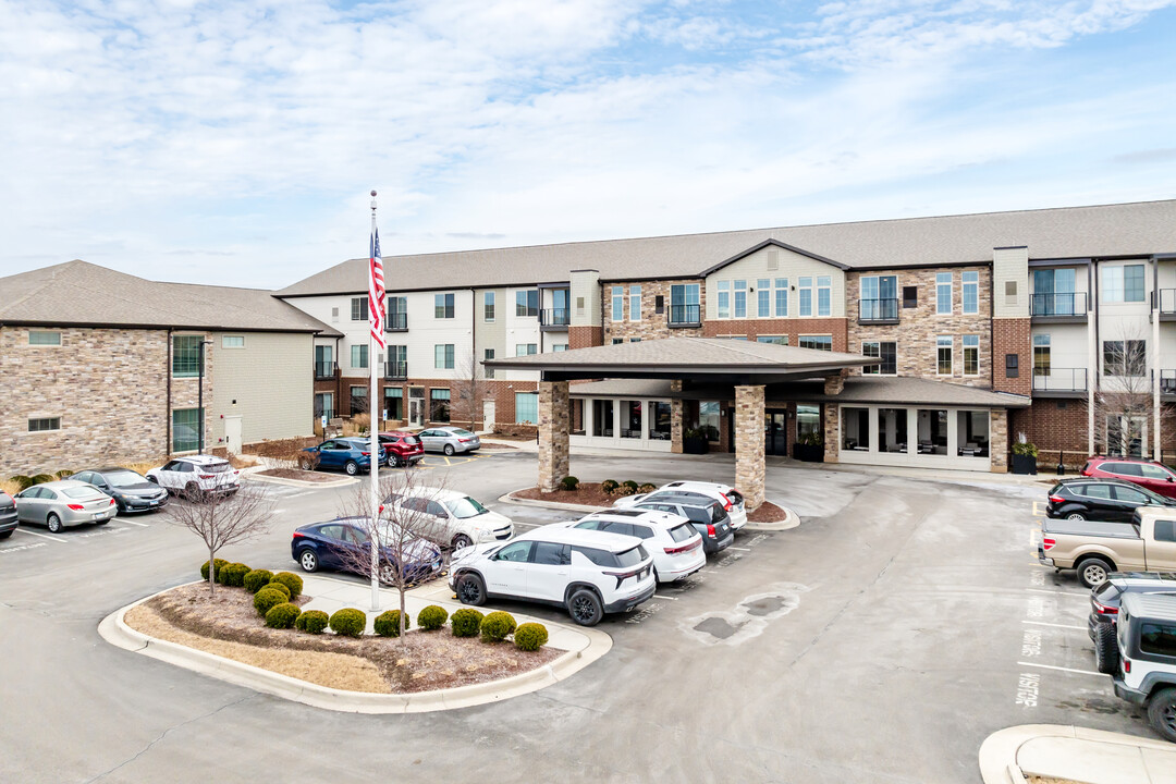 The Oaks at Algonquin in Algonquin, IL - Building Photo