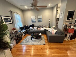 423 E 3rd St, Unit 1 in Boston, MA - Foto de edificio - Building Photo