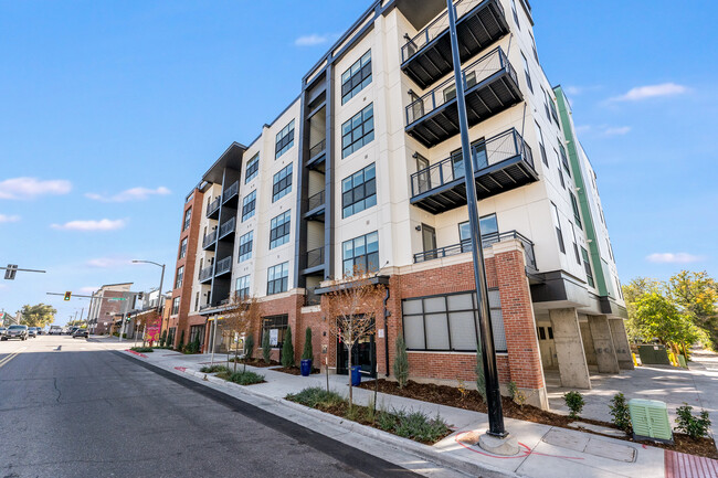 Downing St Lofts in Englewood, CO - Foto de edificio - Building Photo