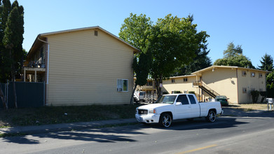 341-371 SE 2nd Ave in Canby, OR - Building Photo - Building Photo