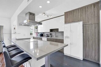 9180 W Bay Harbor Dr in Bay Harbor Islands, FL - Building Photo - Building Photo