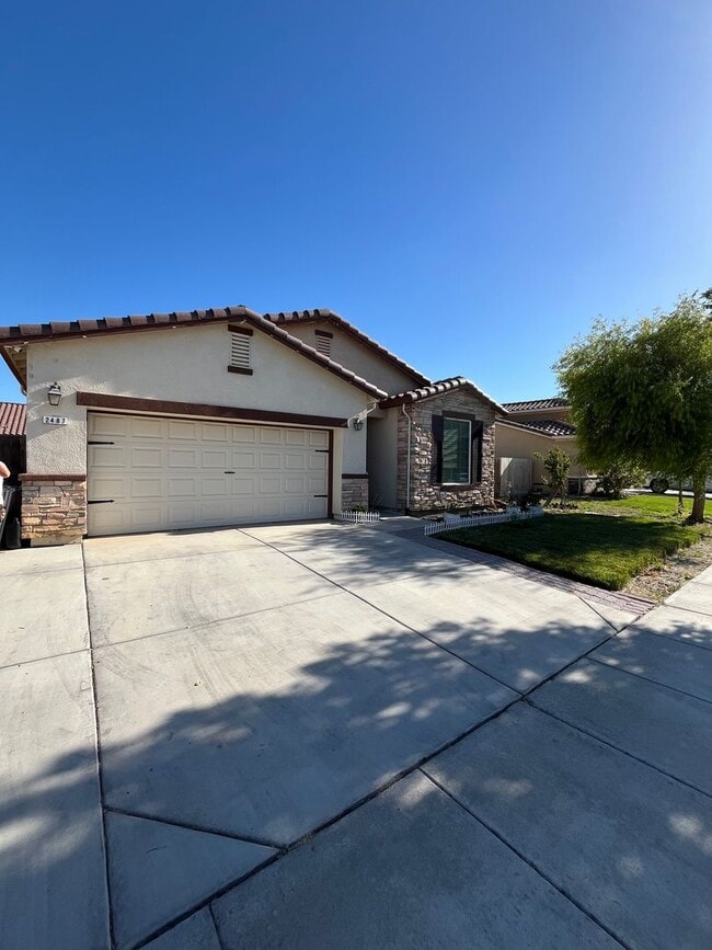 2487 N Mountainside Dr