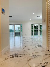 18800 W Lake Dr in Hialeah, FL - Building Photo - Building Photo