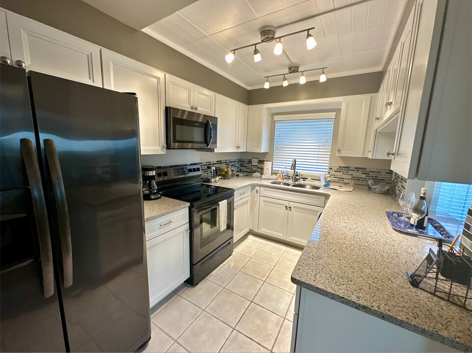 200 N Bayshore Blvd in Clearwater, FL - Building Photo