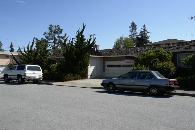 1550 Gordon St in Redwood City, CA - Foto de edificio - Building Photo