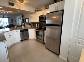 115 Lake Emerald Dr in Oakland Park, FL - Building Photo