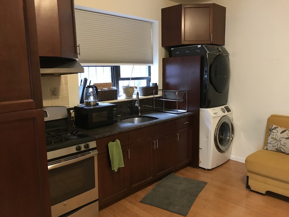 31-30 Ditmars Blvd in Queens, NY - Building Photo