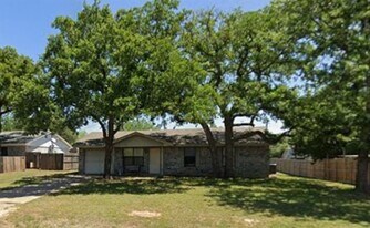 157 Rhoades St in Azle, TX - Building Photo