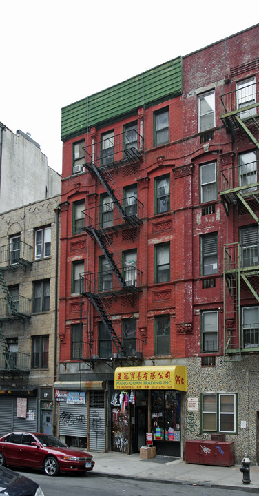 19 Monroe St in New York, NY - Building Photo