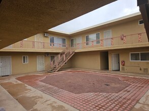 38521 5th St E in Palmdale, CA - Foto de edificio - Building Photo