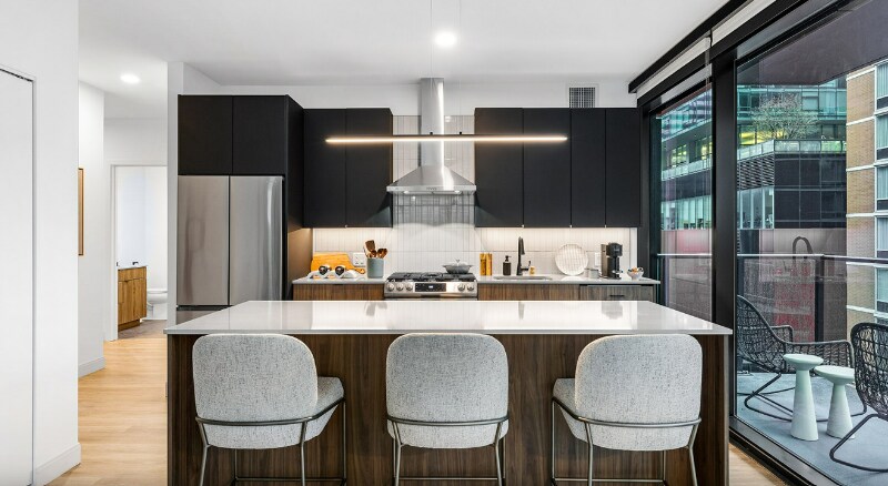 228 E Grand Ave in Chicago, IL - Building Photo