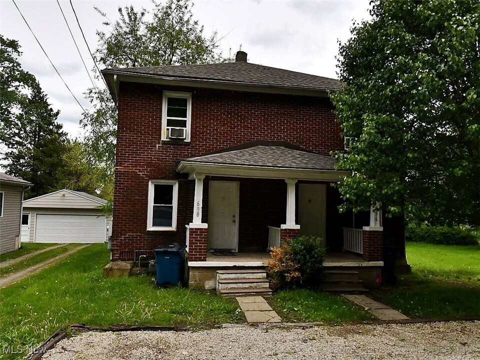 696 Gaylord Ave in Masury, OH - Building Photo