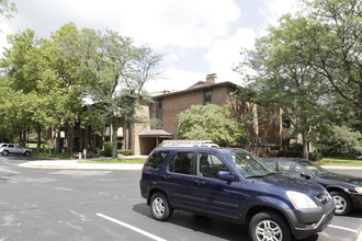 Woodstone Apartments in Kalamazoo, MI - Foto de edificio - Building Photo